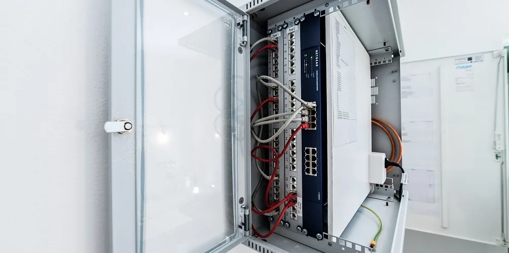 Elektriker von Holtkamp verdrahtet einen Verteilerschrank